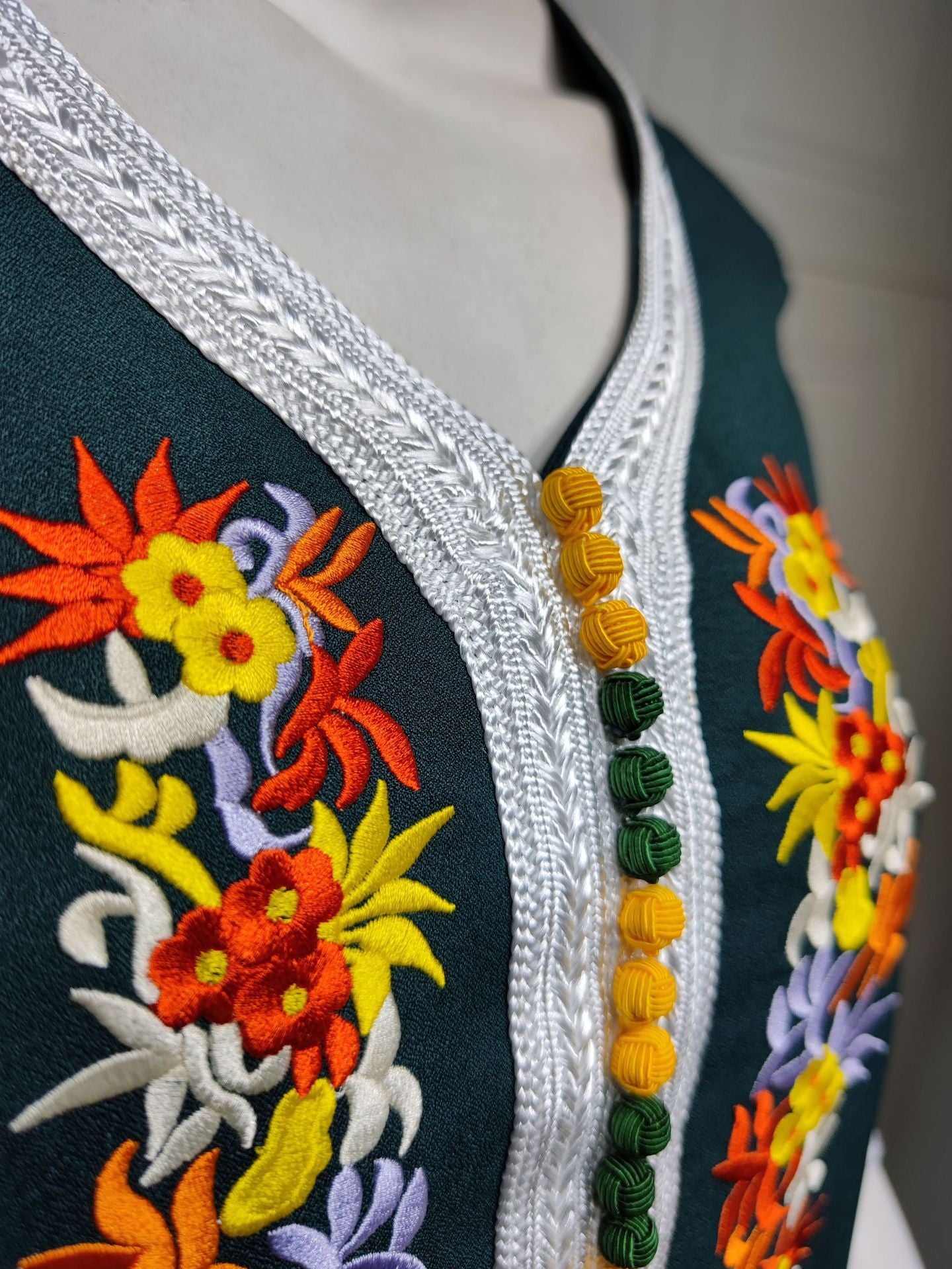 Robe en mousseline de soie brodée quatre saisons