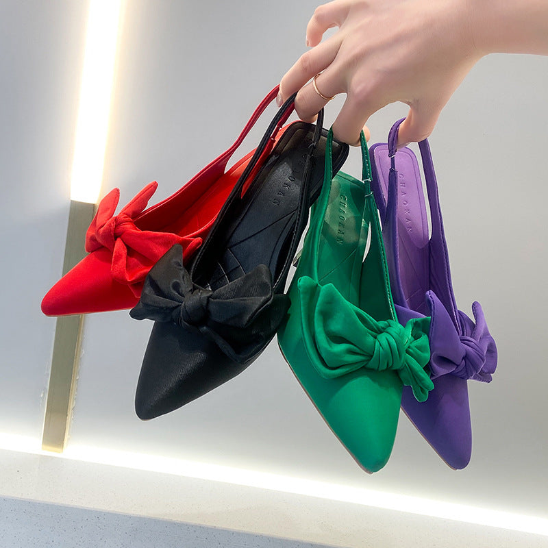 Zapato de tacón alto, puntiagudo, fino y con un lazo en la parte trasera para la punta
