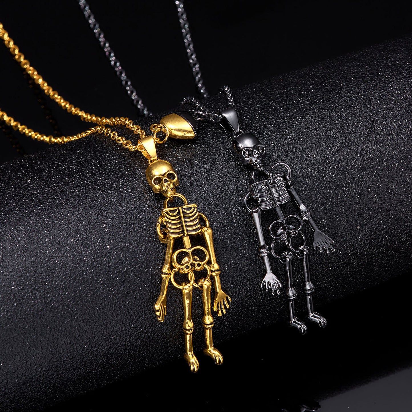 Collier vintage crâne fantôme main dans la main