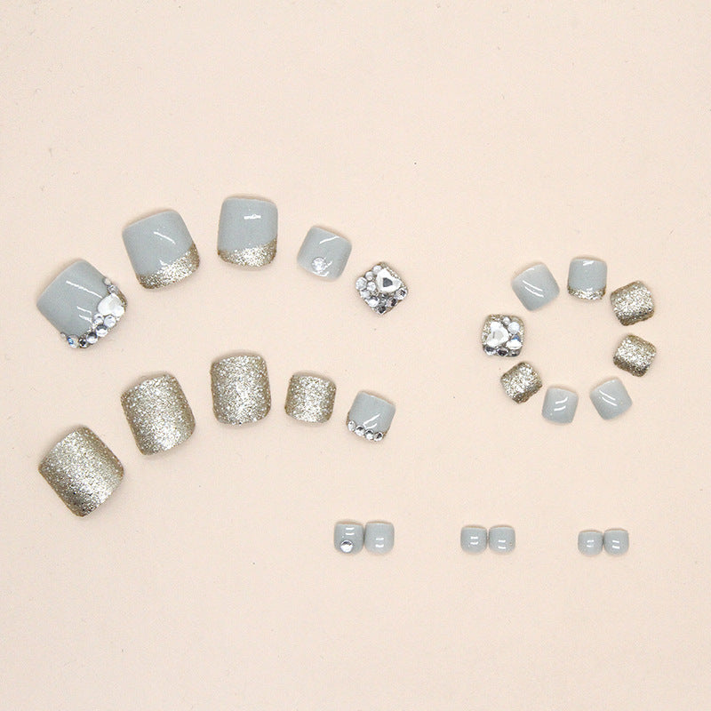 Pies de uñas con uso de diamantes brillantes y champán