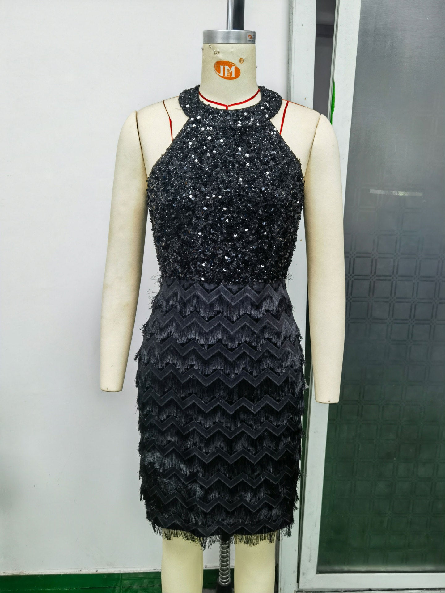 Vestido de mujer con lentejuelas y cuello redondo, sin mangas, con borlas y costuras