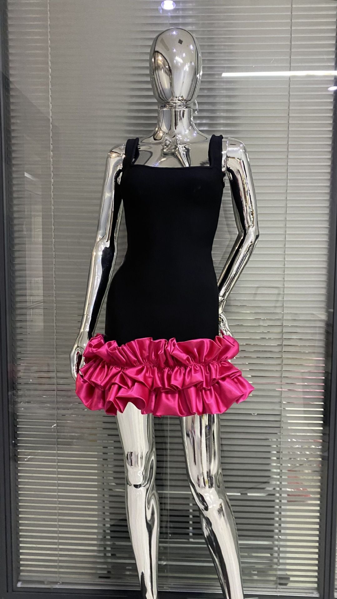 Lindo vestido de vendaje de chaleco escotado con dobladillo de falda de brote tridimensional