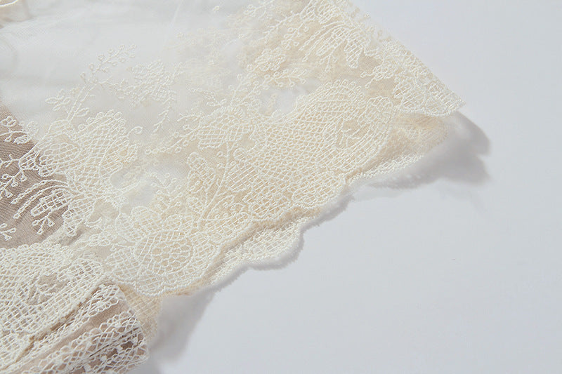 Robe mi-longue en dentelle crochetée à broderies florales