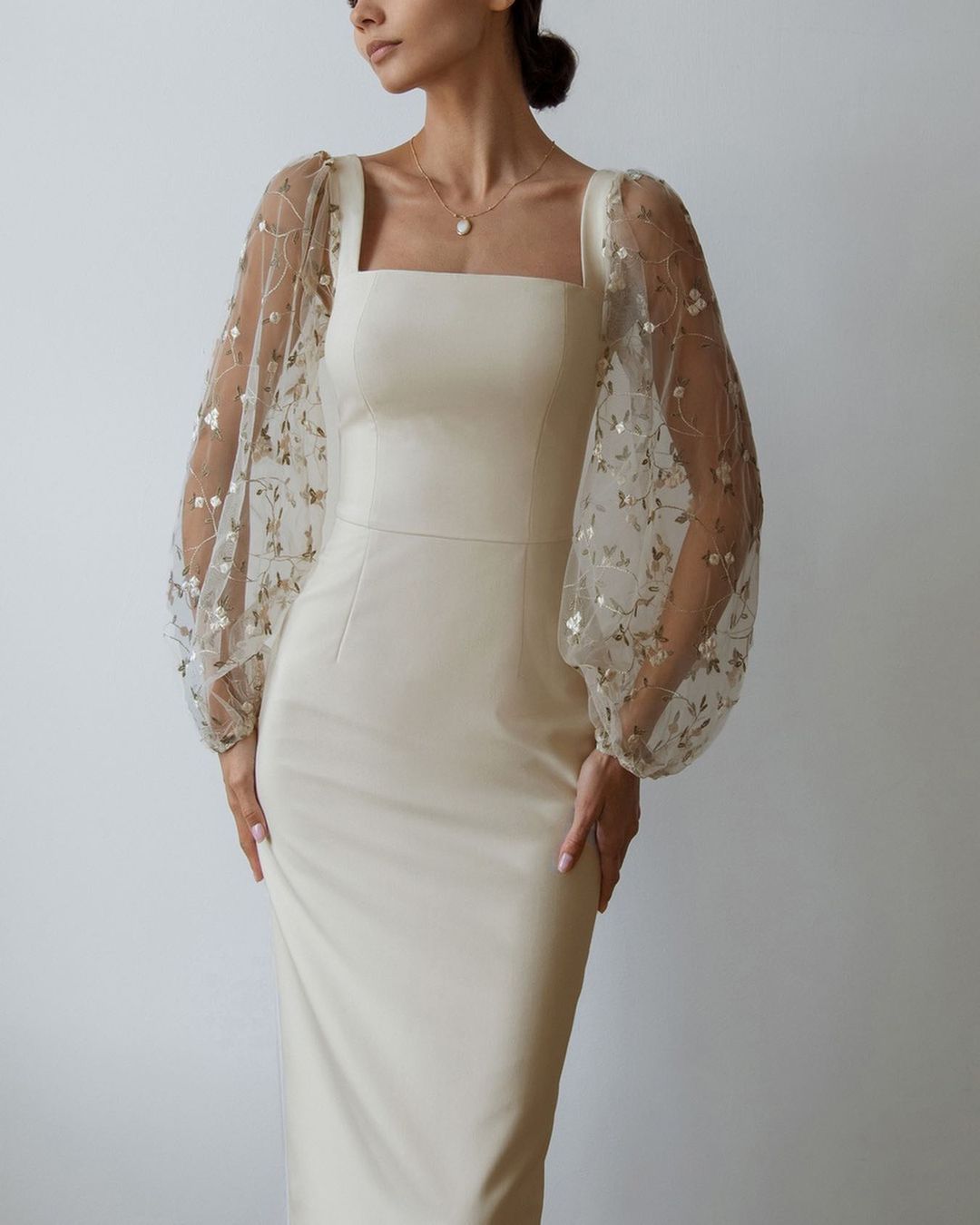 Robe à manches lanternes brodées et cousues