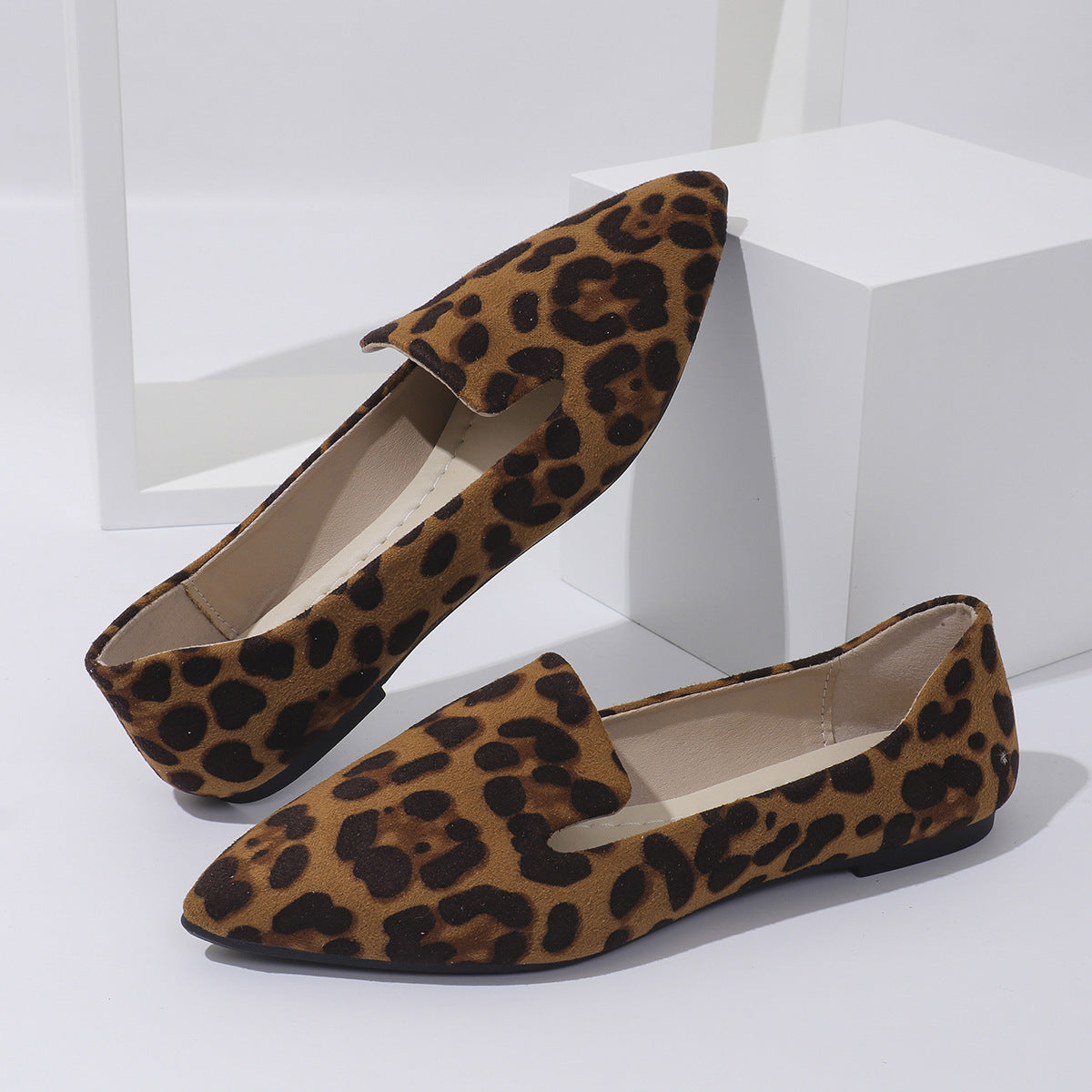 Zapatos planos con punta y boca baja con estampado de leopardo, informales