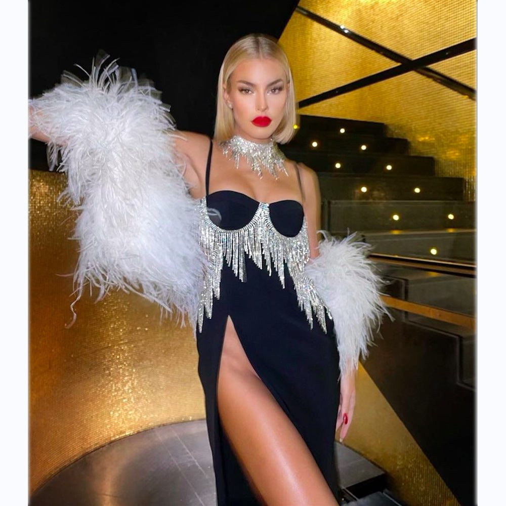 Vestido con abertura y cintura alta con borlas de diamantes