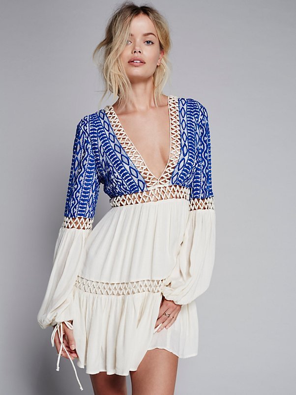 Vestido con cuello en V y aberturas bordadas