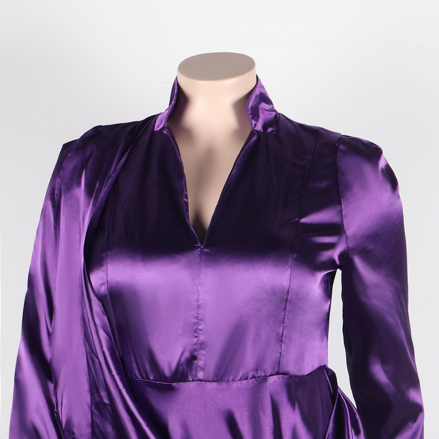 Robe moulante à manches longues et plis en V profond, grande taille