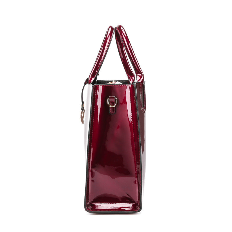 Sac bandoulière en cuir verni effet miroir