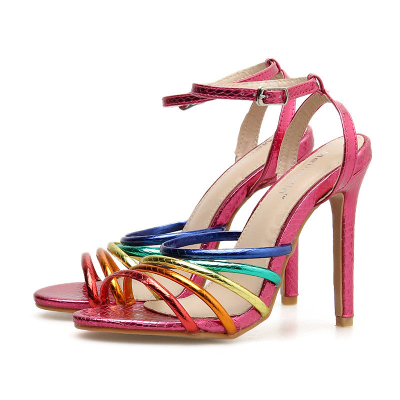 Sandales romaines à talons hauts et brides colorées