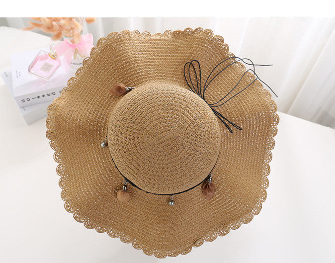 Un grand chapeau de plage, une jupe ondulée et un tissage de corde en cuir, édition Han
