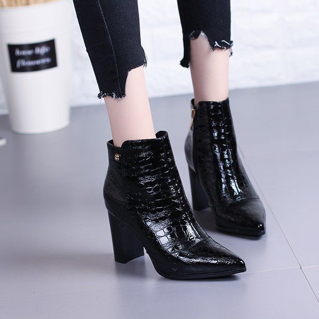 Zapatos de tacón alto puntiagudos de moda.