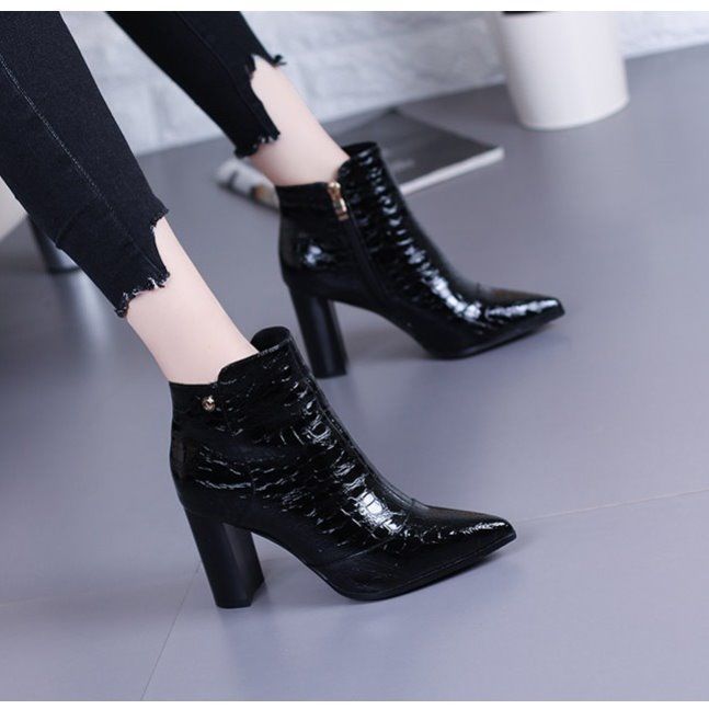 Zapatos de tacón alto puntiagudos de moda.