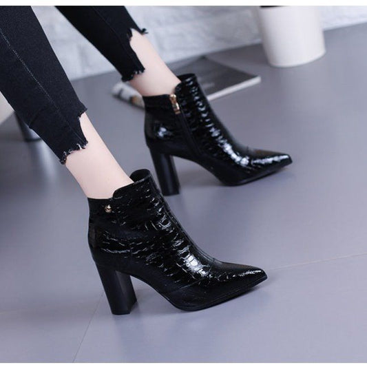 Zapatos de tacón alto puntiagudos de moda.