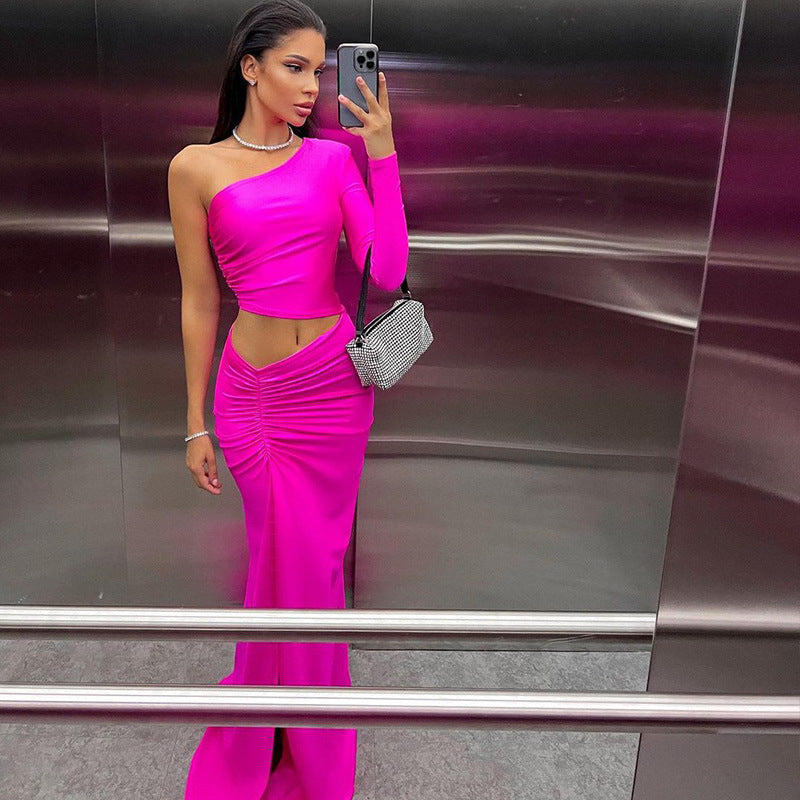 Robe fendue sexy à épaules obliques et plissée