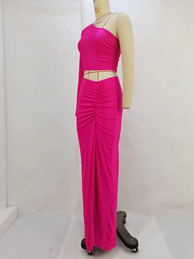 Robe fendue sexy à épaules obliques et plissée