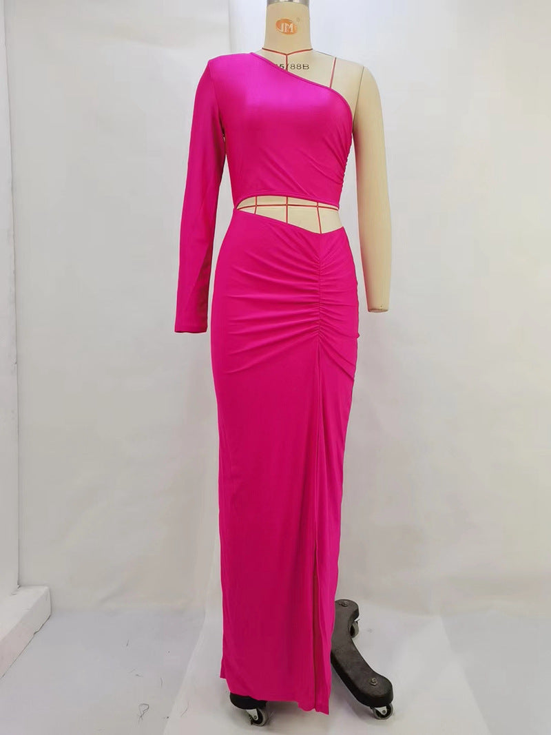 Robe fendue sexy à épaules obliques et plissée