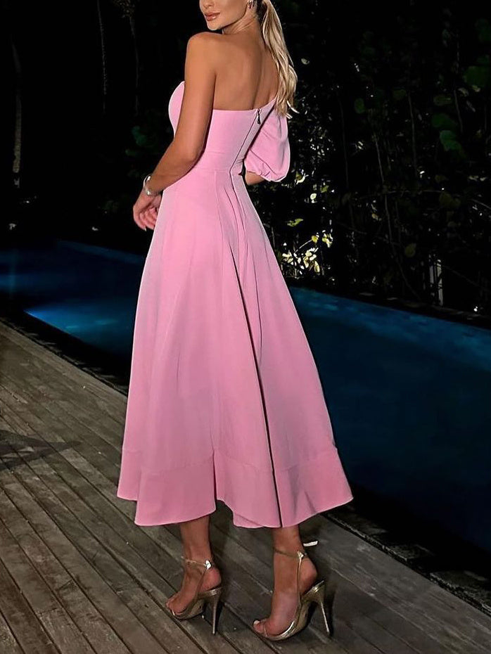 Vestido de noche con hombros descubiertos, manga corta y flores grandes y cintura expuesta