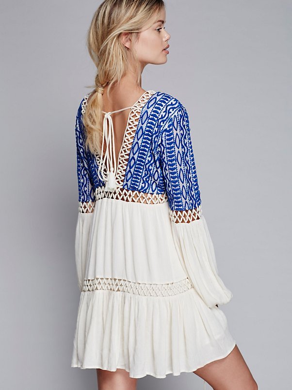 Vestido con cuello en V y aberturas bordadas