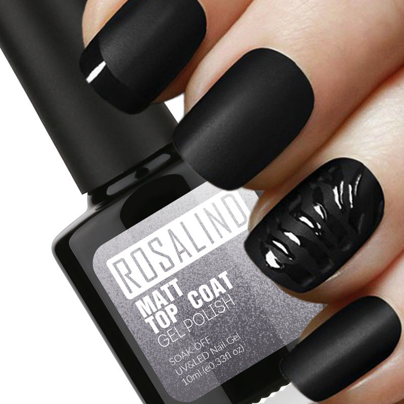 Le vernis à ongles gel imprègne les surfaces ternes de façon permanente