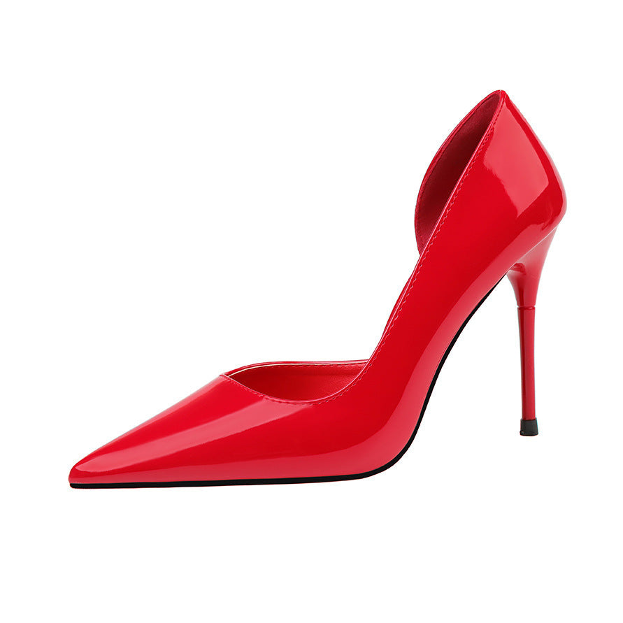 Zapatos de tacón alto con punta puntiaguda y stilettos huecos