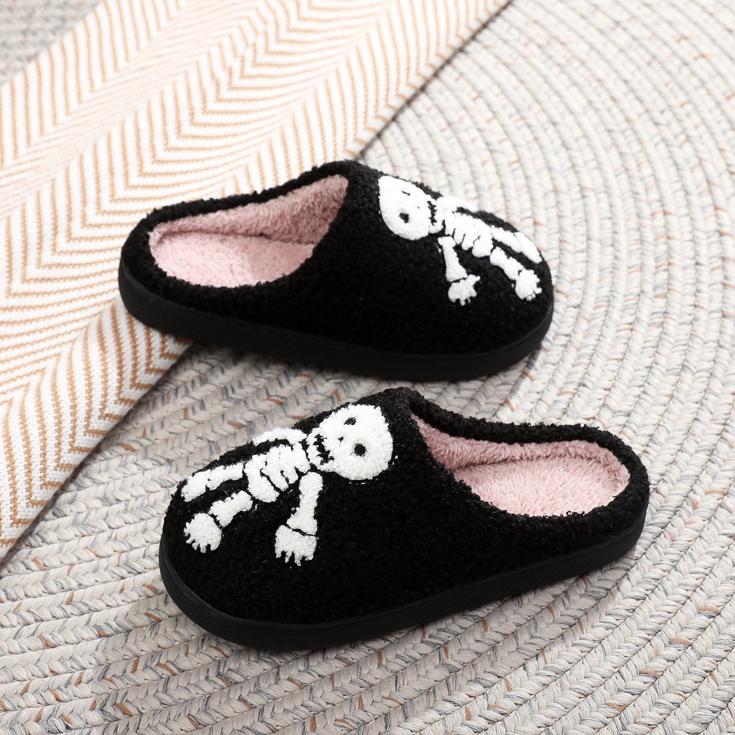 Chaussons en coton brodés tête de mort pour Halloween