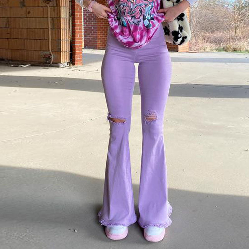 Pantalones de mezclilla elásticos de colores con pantalones acampanados deshilachados y rotos