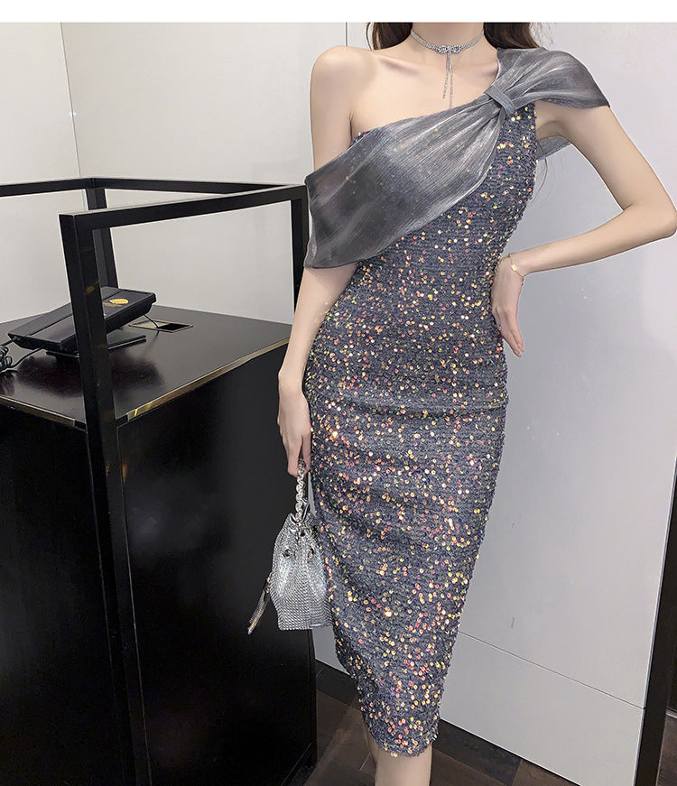 Robe en organza à épaules obliques et jupe crayon