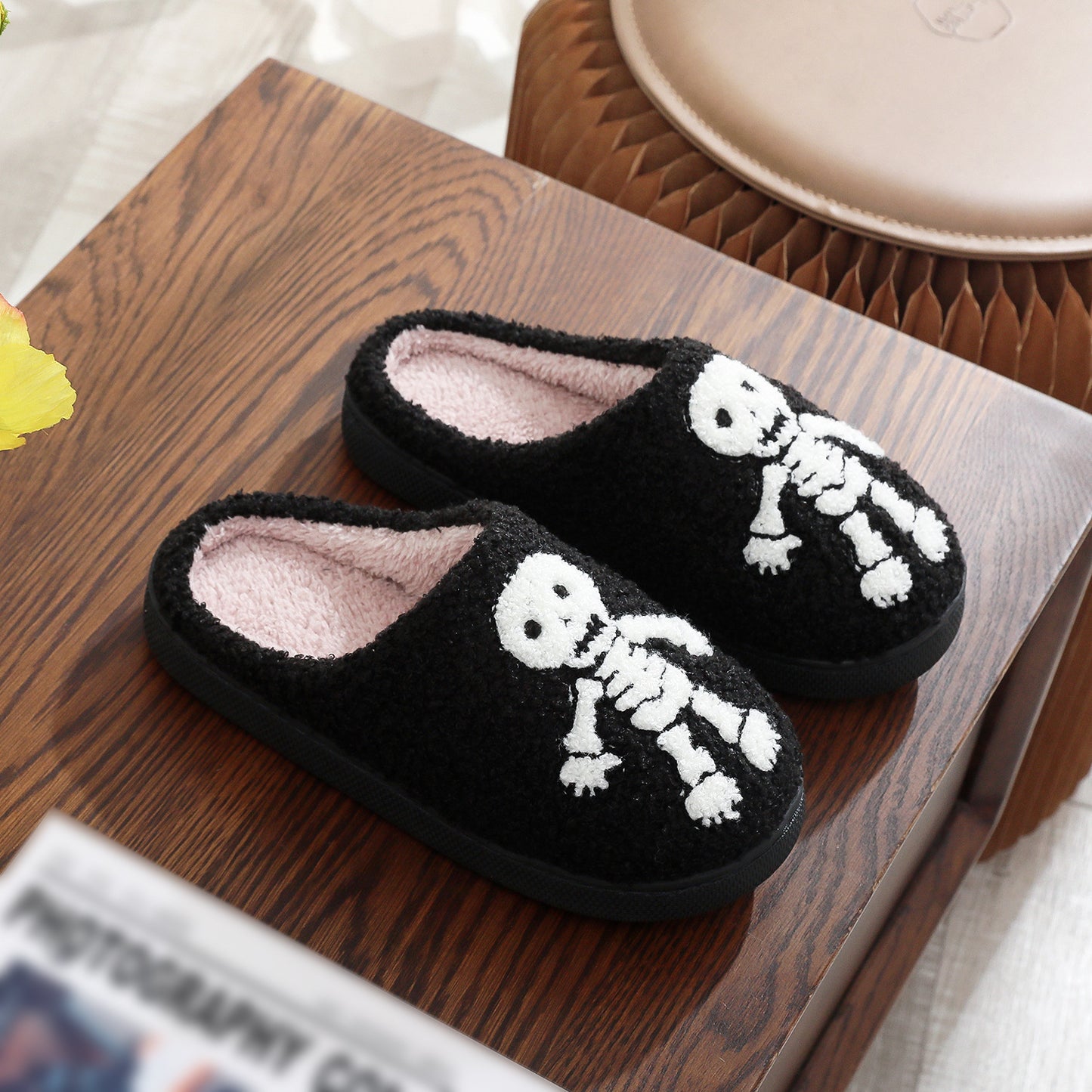 Chaussons en coton brodés tête de mort pour Halloween