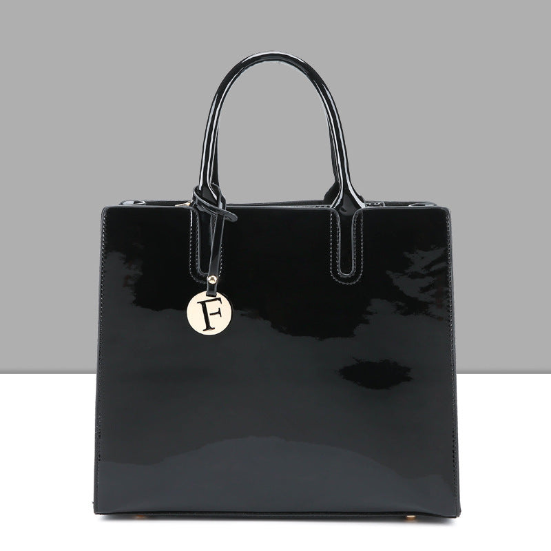 Sac bandoulière en cuir verni effet miroir