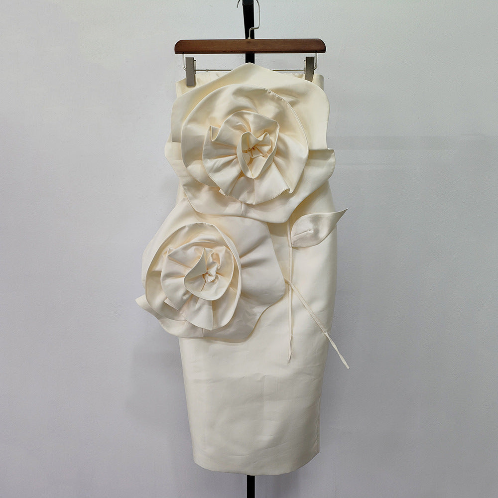 Elegante vestido formal sin mangas con hombros descubiertos y flores grandes tridimensionales