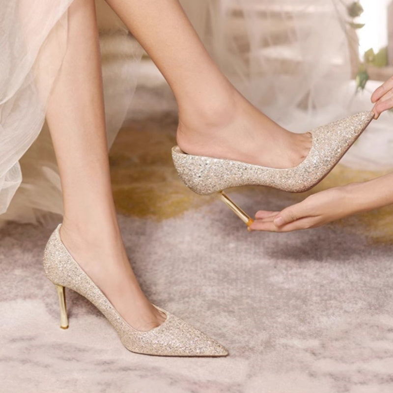 Zapatos de boda dorados y champán franceses