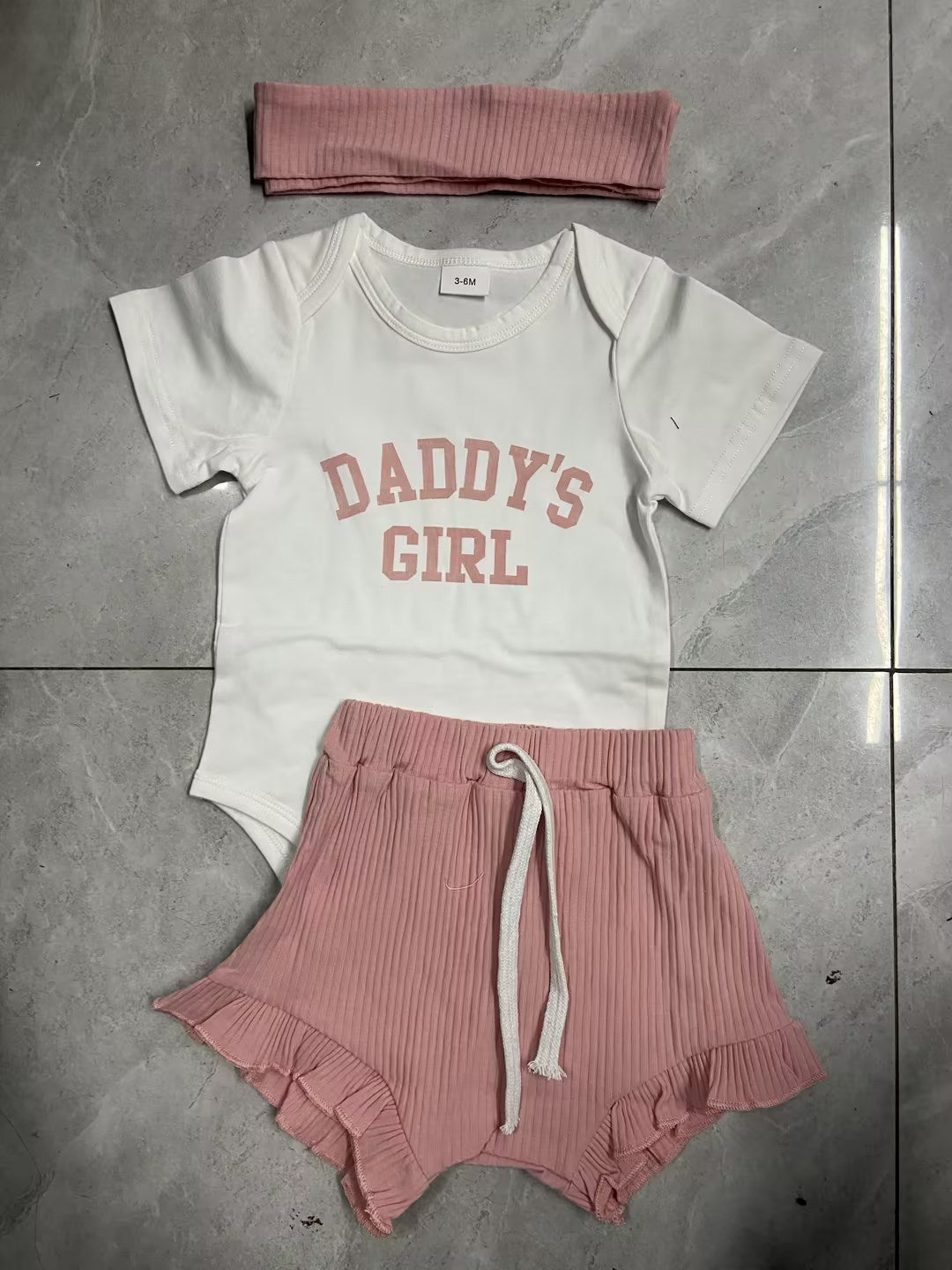 Ensemble trois pièces pour fille avec barboteuse à manches courtes, short et foulard