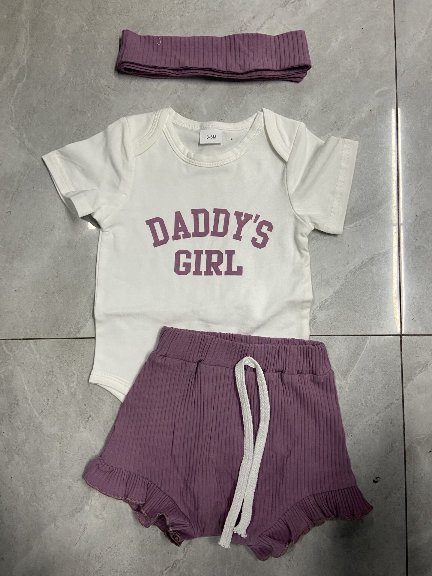 Ensemble trois pièces pour fille avec barboteuse à manches courtes, short et foulard