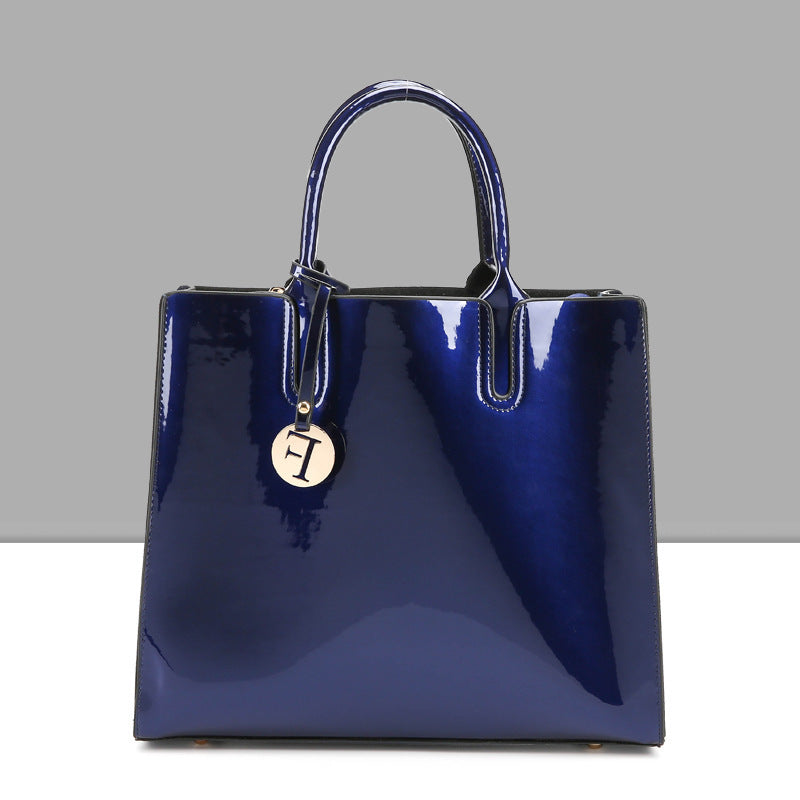 Sac bandoulière en cuir verni effet miroir