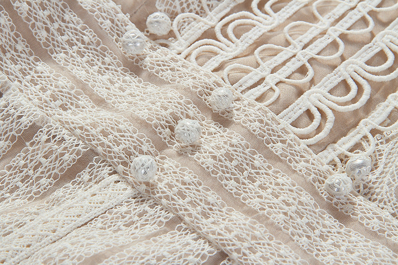 Robe mi-longue en dentelle crochetée à broderies florales