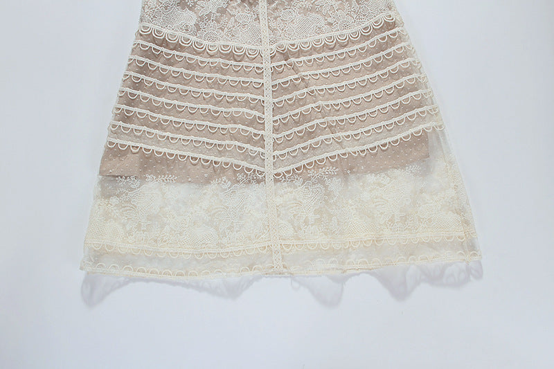 Robe mi-longue en dentelle crochetée à broderies florales