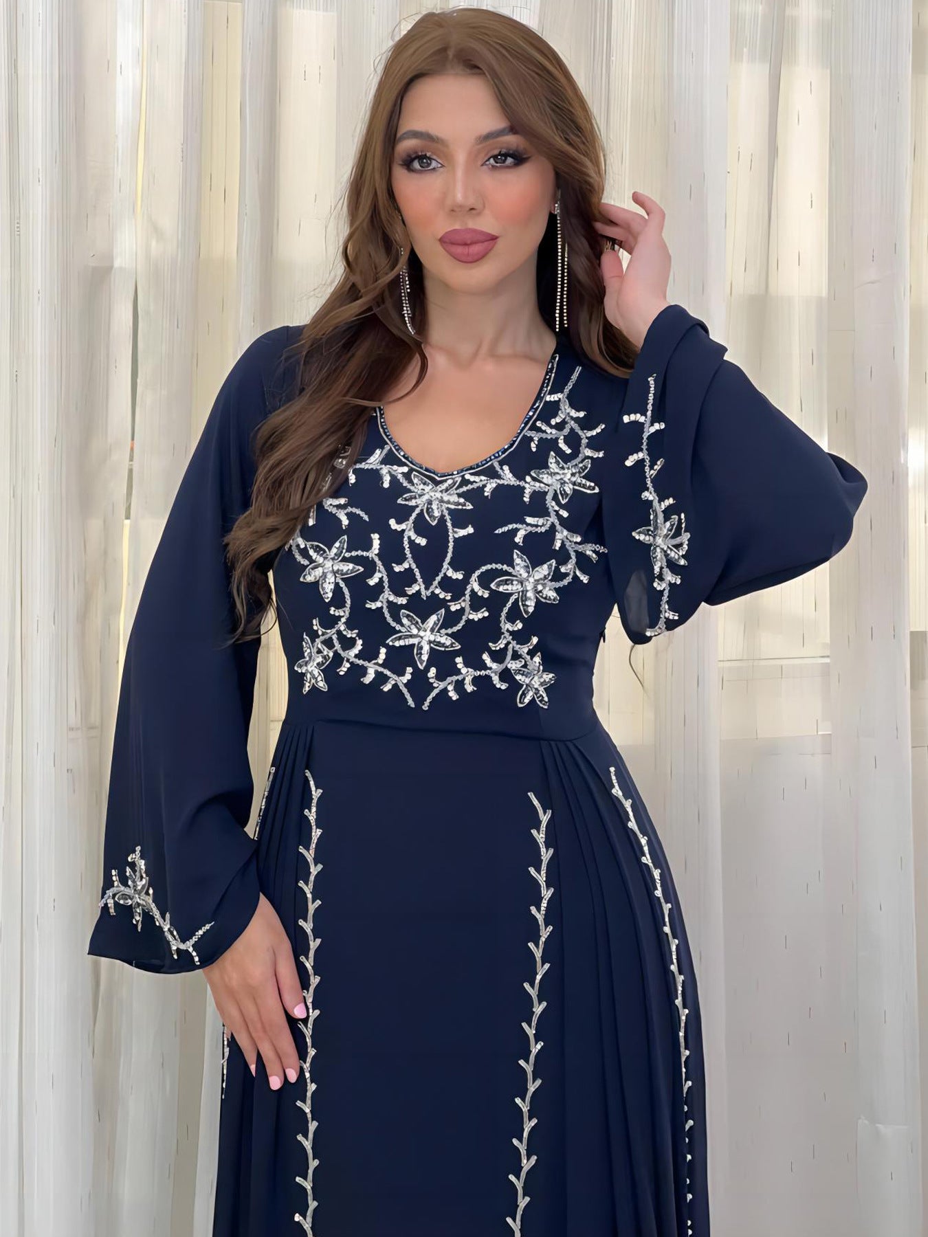 Elegante vestido con apliques bordados para cena de fiesta