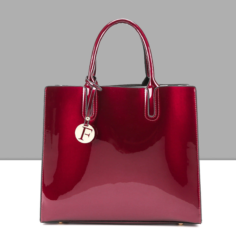 Sac bandoulière en cuir verni effet miroir