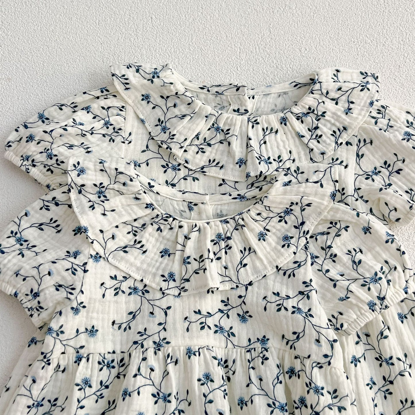 Vestido de niña pequeño con estampado floral y personalidad de moda