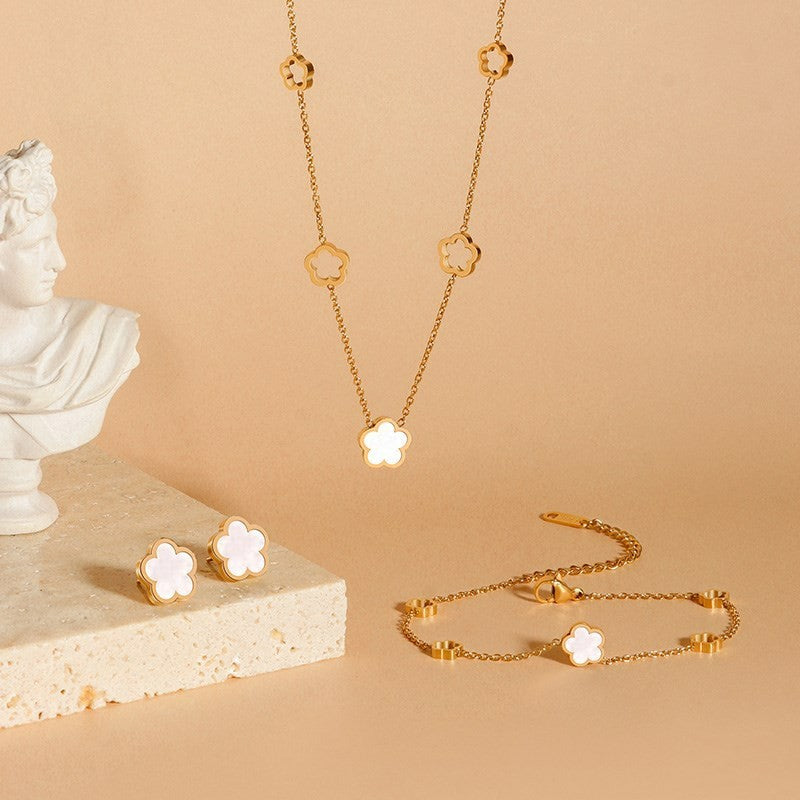 Collier en acier titane et coquillage blanc à cinq feuilles pour femme