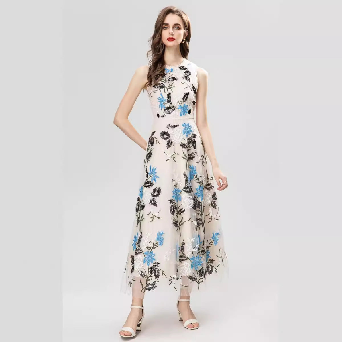 Robe à col rond sans manches brodée de perles à coudre