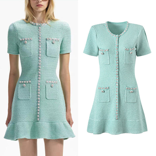 Robe en maille à simple boutonnage, à volants et à paillettes, faite à la main