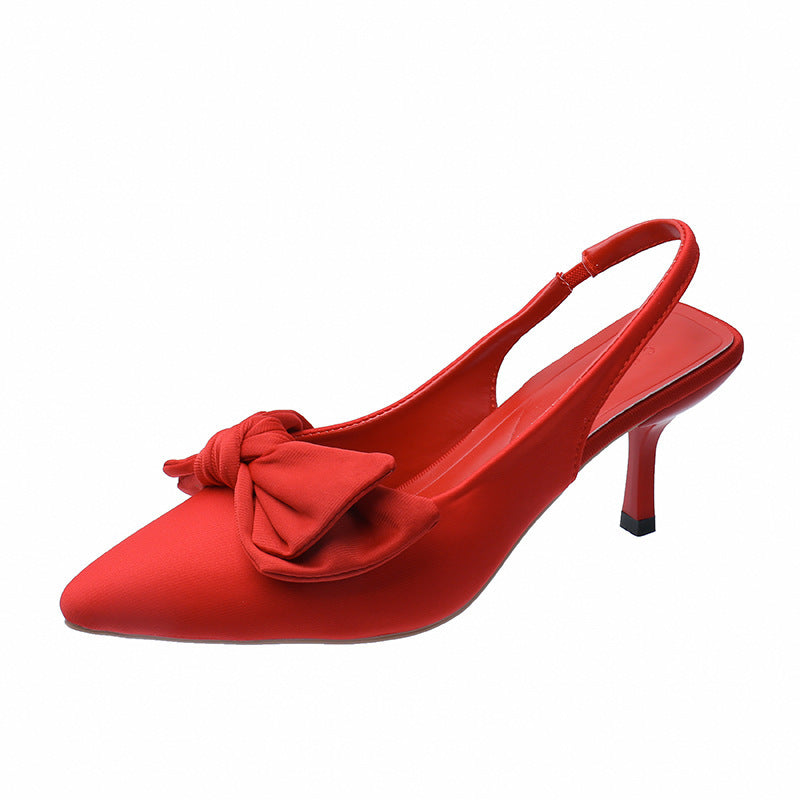 Zapato de tacón alto, puntiagudo, fino y con un lazo en la parte trasera para la punta