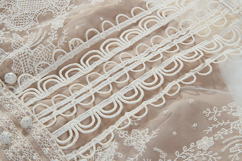 Robe mi-longue en dentelle crochetée à broderies florales