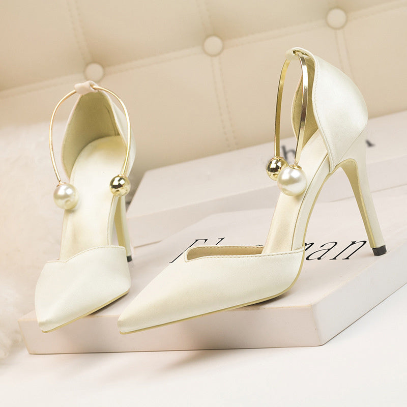 Tacones altos puntiagudos huecos de raso para mujer