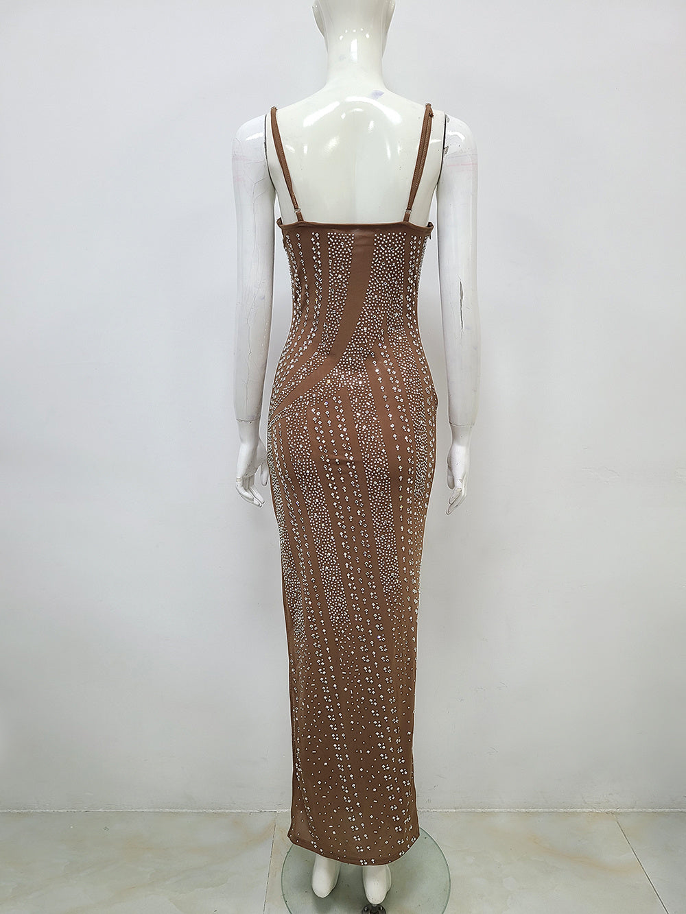 Robe à bretelles fendues en strass et filet