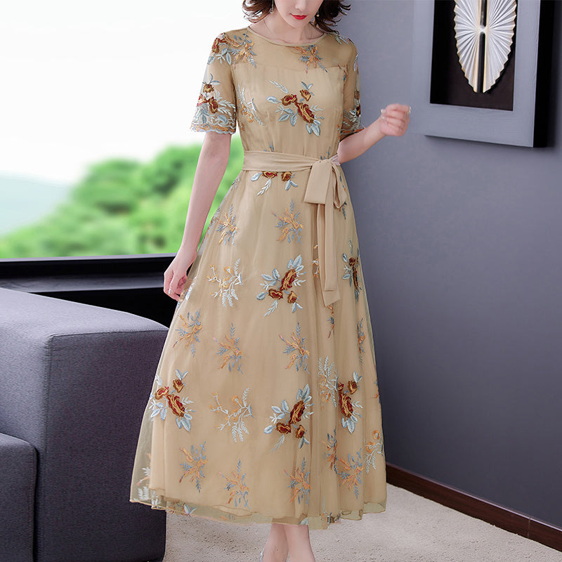 Robe mi-longue fleurie en filet pour femme
