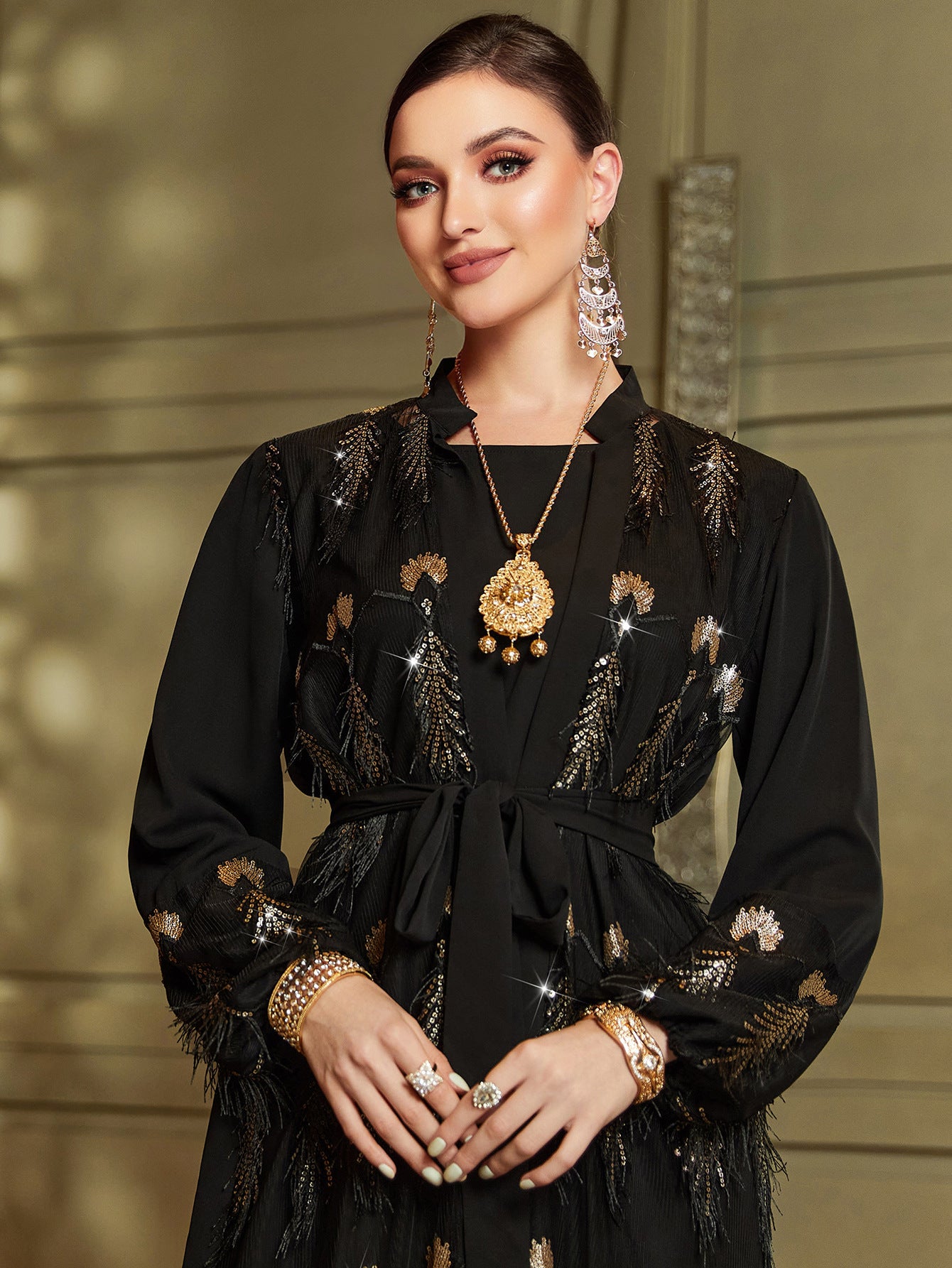 Robe brodée deux pièces à paillettes et plumes de phénix noires et dorées