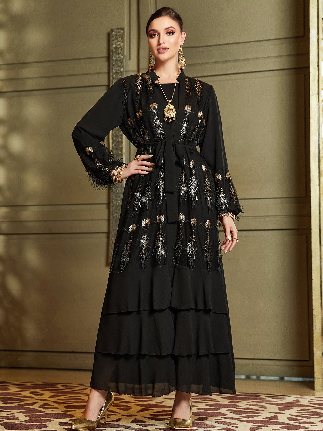 Robe brodée deux pièces à paillettes et plumes de phénix noires et dorées